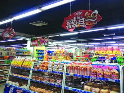 節(jié)日消費(fèi)人氣旺，年貨會(huì)上“掃貨”忙——百貨零售迎來新春購(gòu)物熱潮